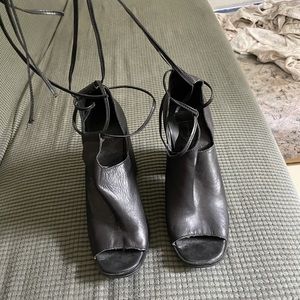 UNIF 90s INSPIRED LACE-UP HEELS